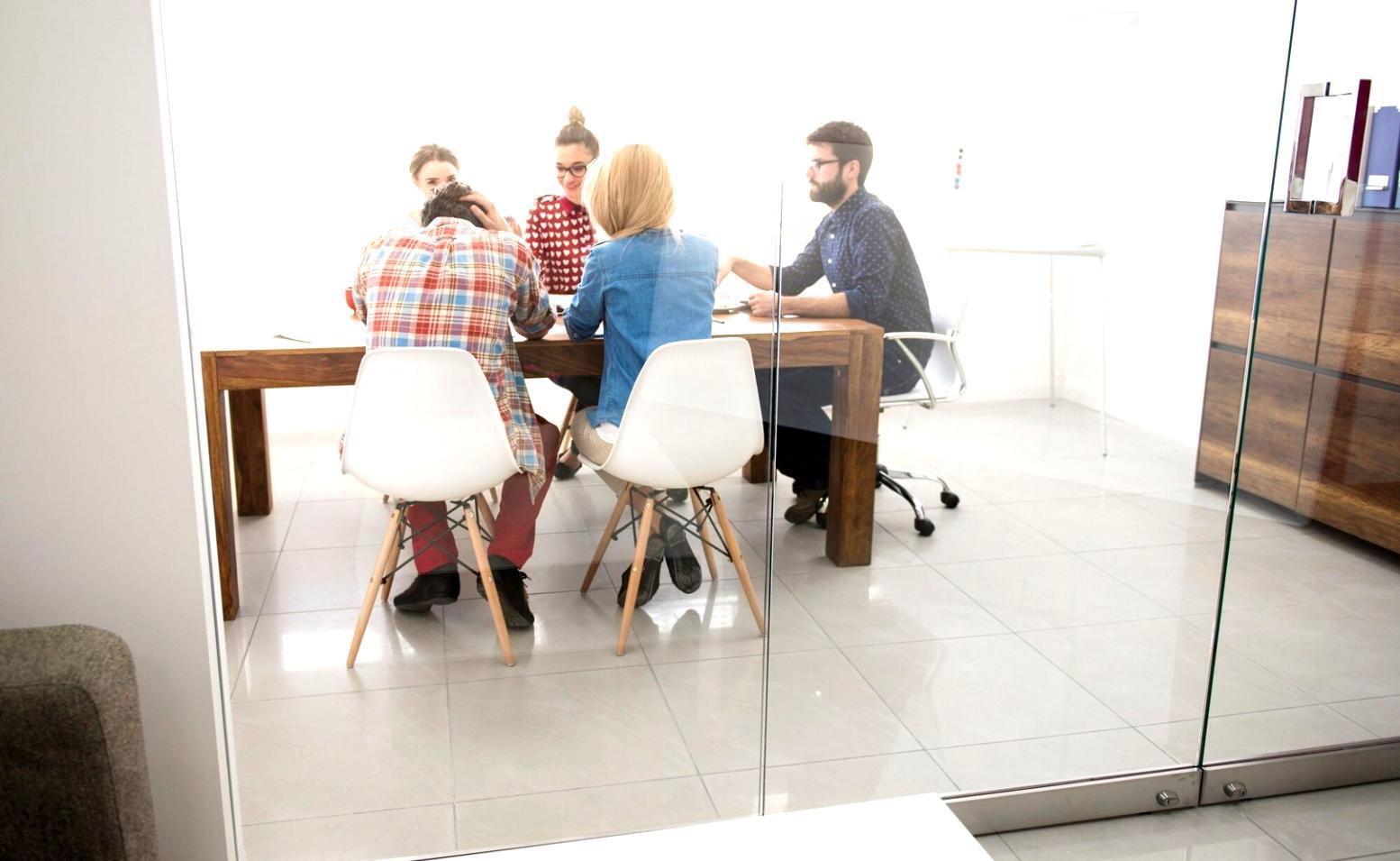 Konzentriertes Arbeiten an Finanzunterlagen