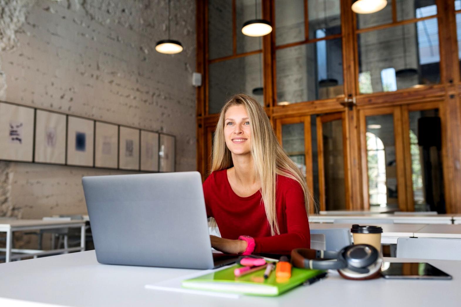 Erfolgreiche Finanzplanung mit Laptop